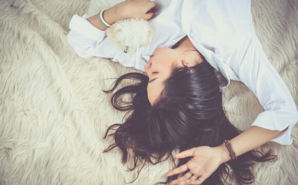 ベッドに横たわる女性